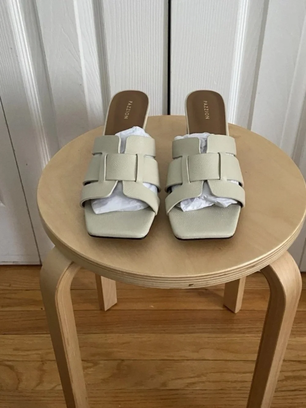 Ecru Leather Block Heel Sandal Size 10